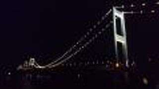 ライトアップされた来島海峡大橋を間近で見ることができます。