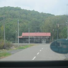 改装されて美しい姿を見せてくれる旧沼牛駅舎の遠景