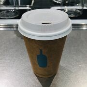 品川駅のコンコースを見ながらコーヒーが飲める