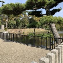 お濠も広いです。