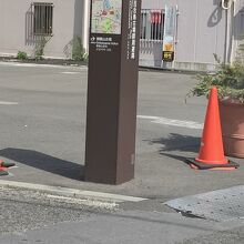 近くには多くの古墳が点在しています。