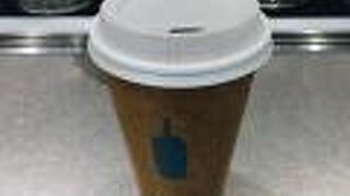 品川駅のコンコースを見ながらコーヒーが飲める