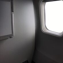 飛行機からターミナルビル写しましたが、逆光でうまく見えません