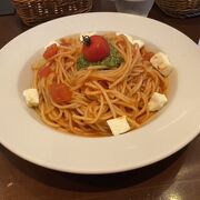 冷製トマトソースパスタモッツァレラ・バジルソース添え！