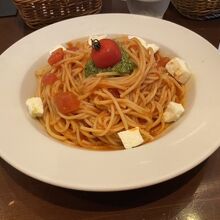 冷製トマトソースパスタモッツァレラ・バジルソース添え
