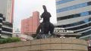 日比谷映画街のゴジラ像