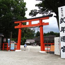 朱が鮮やかな二の鳥居