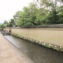 長い土塀が続きます～