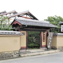 老舗の漬物屋も社家