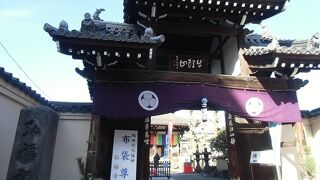 建築物は黄檗宗特有の唐風の特徴を持ち、他の寺院にはあまり見られない