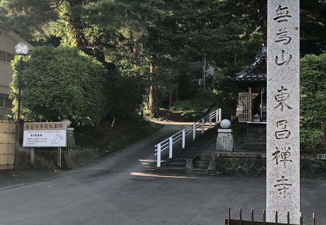 北山五山の東から2番目、鎌倉時代に伊達政依が創建した臨済宗東福寺派の寺