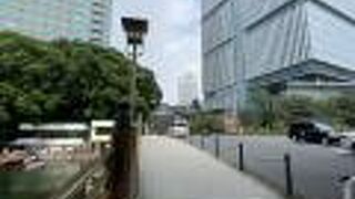 ニューオータニ、紀尾井町プリンスがある弁慶堀に架かる橋　たもとで釣りが出来ます！