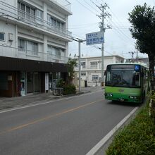 桟橋道りバス停にて・・・・