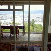 高知市内を見渡しながらお茶を飲めるカフェもある展望台