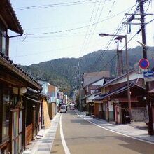 普通の民家も昔ながらのたたずまいの家が多いです