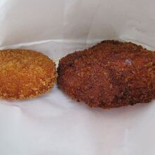 コロッケとミンチカツをその場でいただきます