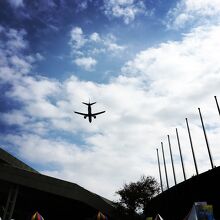 空港近くなので、真上を飛行機が…