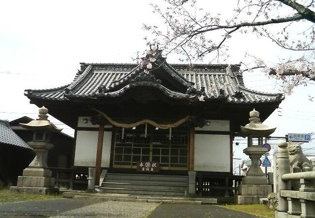 丸亀駅近く、桜や末社などひと通り見どころの揃った神社