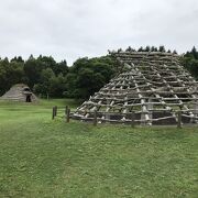 復元された竪穴住居が見られる