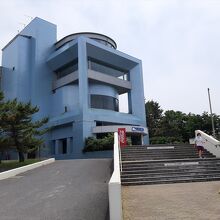 八戸市水産科学館マリエントの外観。