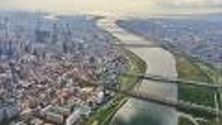 雄大に流れる川