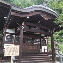 七面堂と、その横には江島の像があります。