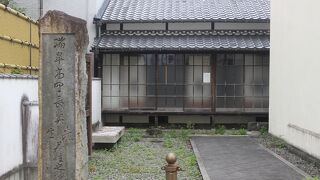 辰野川沿いの小さな民家です