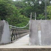 塩原温泉街を通る道、塩原街道に駐車場があり、簡単に行けます。無料。下は箒川