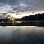 素敵な入江。夕陽も良いが、青戸大橋の色が映る朝日の入江もおすすめ