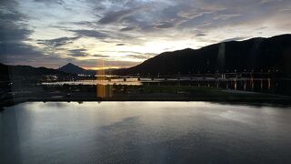 素敵な入江。夕陽も良いが、青戸大橋の色が映る朝日の入江もおすすめ