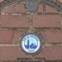 通りには横浜開港年を示す１８５９の文字が刻まれたマンホール