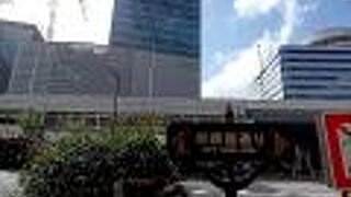 首都高速道路下のアーケードショッピングモール