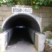 細いトンネルの先に絶景が。