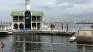 ２階のレストランは週末だけの営業だそうです