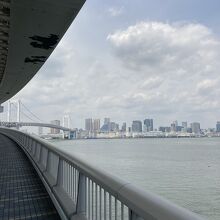 都心側の遊歩道