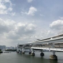 橋に至るまでは少し歩きます