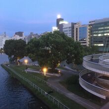 螺旋スロープで公園にもアクセスできます