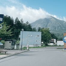 外観と駐車場入口