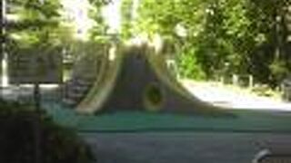 都会の児童公園