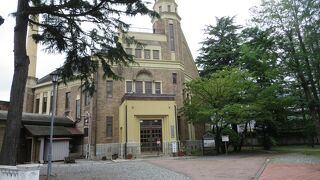 諏訪湖畔の重厚な建物で千人風呂で知られています