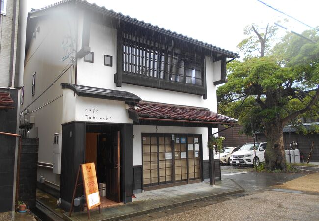 三国湊旧森田銀行本店前