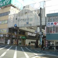 健軍町電停の近くにあるアーケード商店街です。