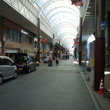 地元密着の店舗や施設が多数並びます