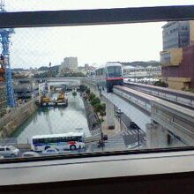 ゆいレールの線路が川に沿っているので涼しげな車窓を見れます