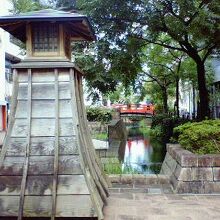 はりまや橋の下を流れる水路の周りに街路樹や灯篭などが並び風流