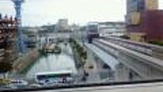 那覇の中心部を涼しげに流れる川です