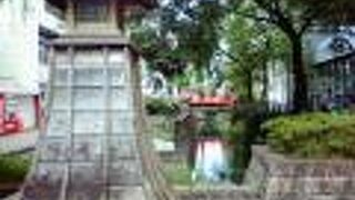 灯篭や花壇などのおかげで「がっかり名所」が風流になってます