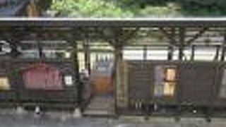 温泉街湯川沿いにあります