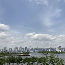 フジテレビ前の公園からは東京湾が一望