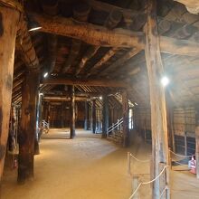 大型竪穴建物の室内です。